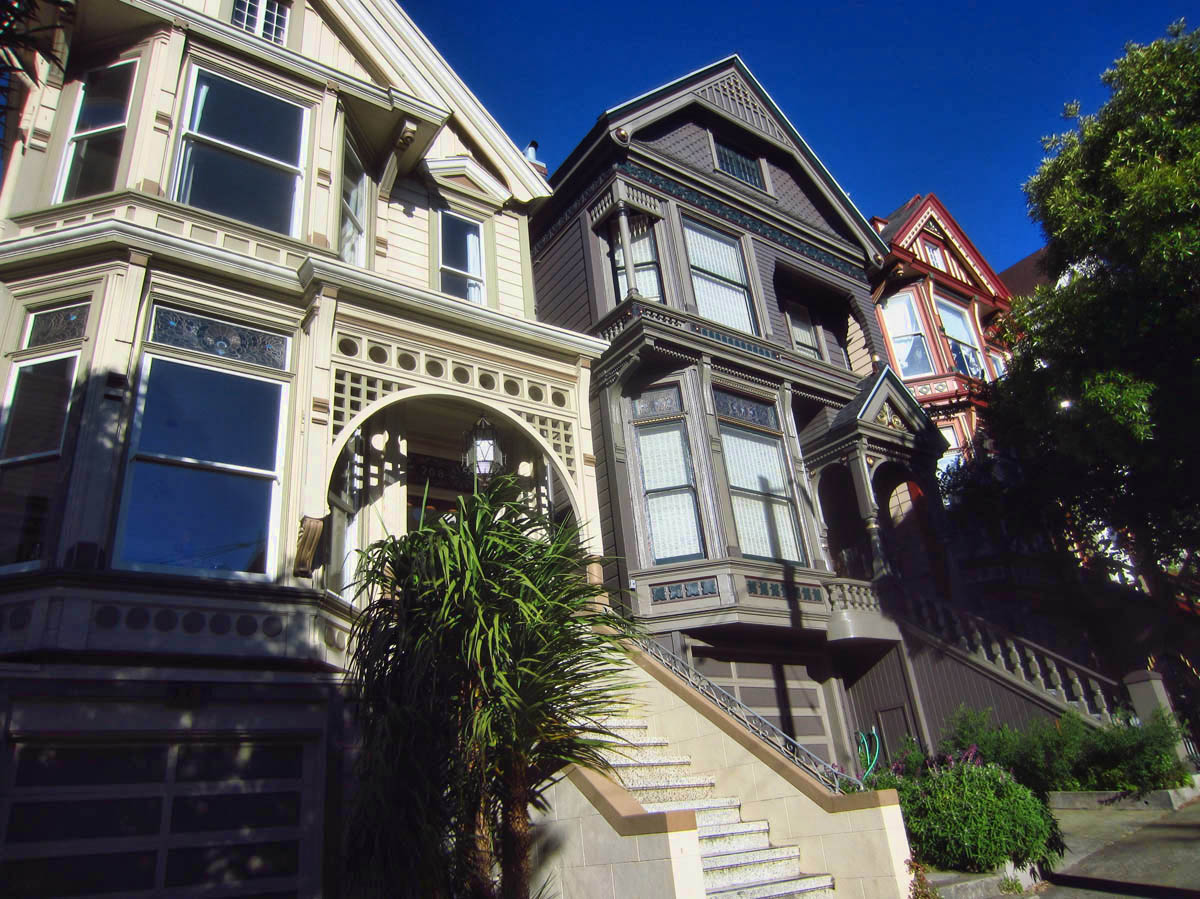 This dark gray house in the center is the "Grateful Dead House," 710 Ashbury St, where the Grateful Dead band members lived.